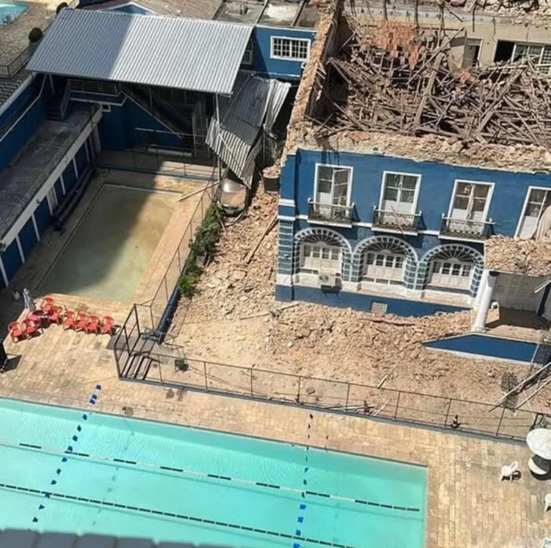 Telhado da Casa dos Poveiros, na Rua do Bispo, desabou - Reprodução / Redes sociais