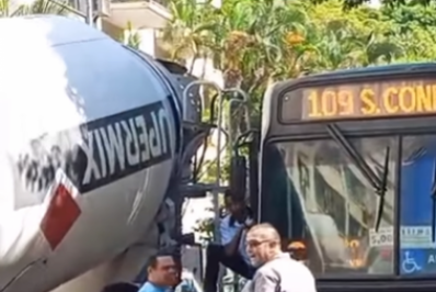 Acidente entre caminhão, ônibus e moto deixa mulher em estado grave