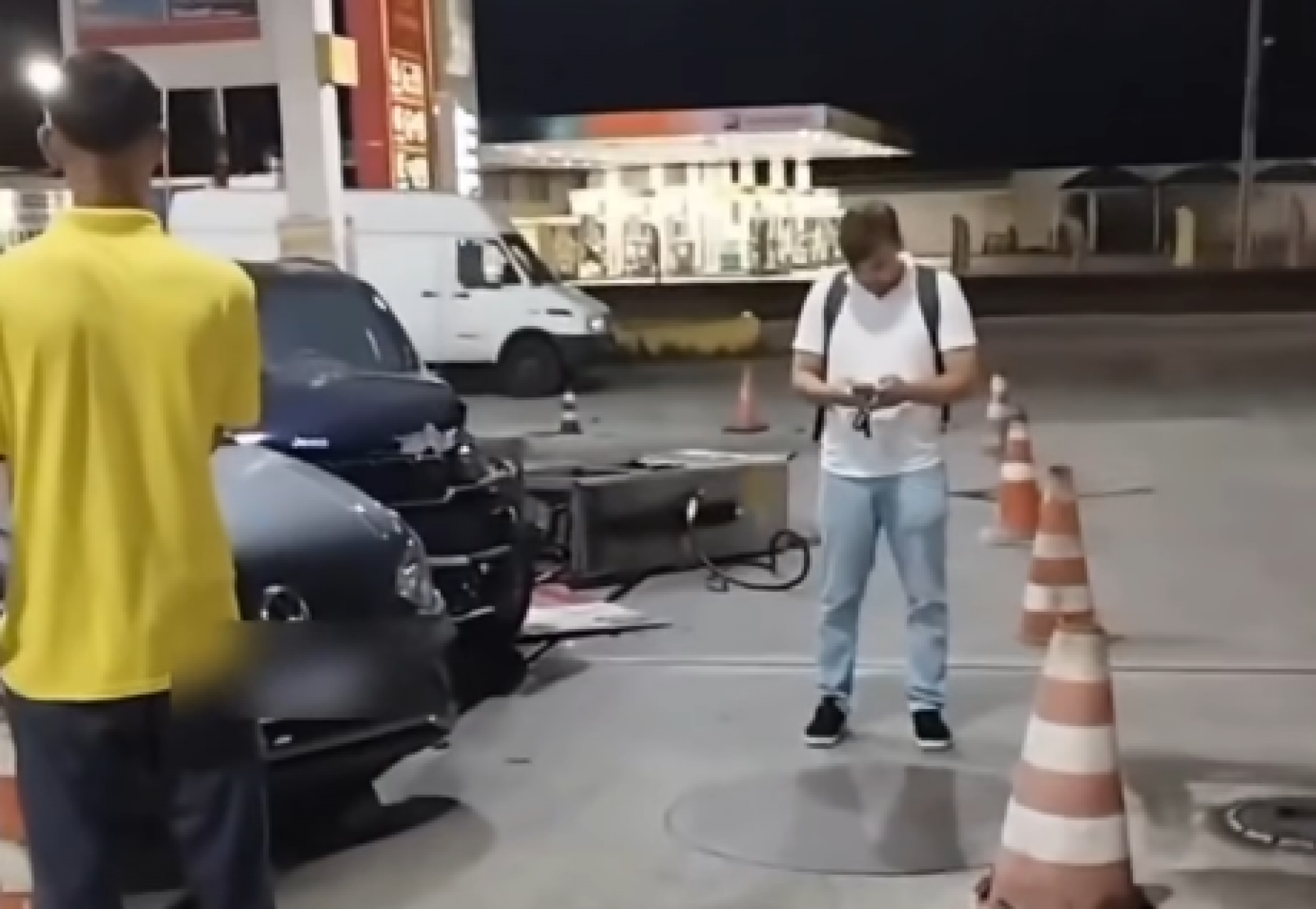 Secretário João Vitor Pires invadiu um posto de combustíveis e bateu em dois carros - Reprodução / Redes Sociais