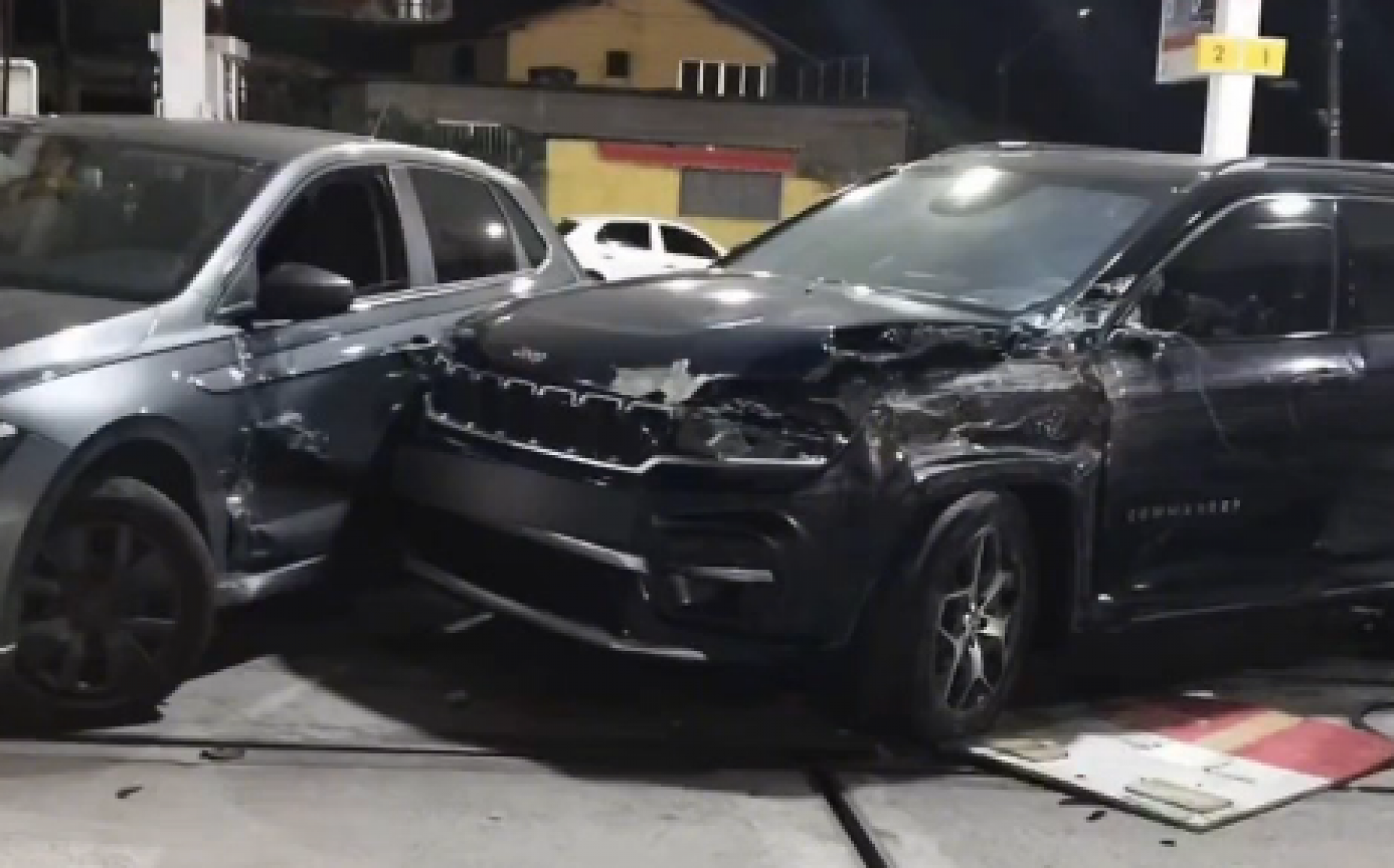 Secretário João Vitor Pires invadiu um posto de combustíveis e bateu em dois carros - Reprodução / Redes Sociais