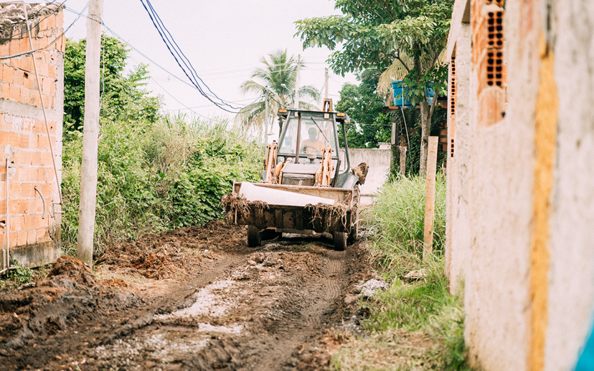 Prefeitura de Guapimirim retoma obras de pavimenta&ccedil;&atilde;o no segundo distrito ap&oacute;s chuvas. - Divulga&ccedil;&atilde;o