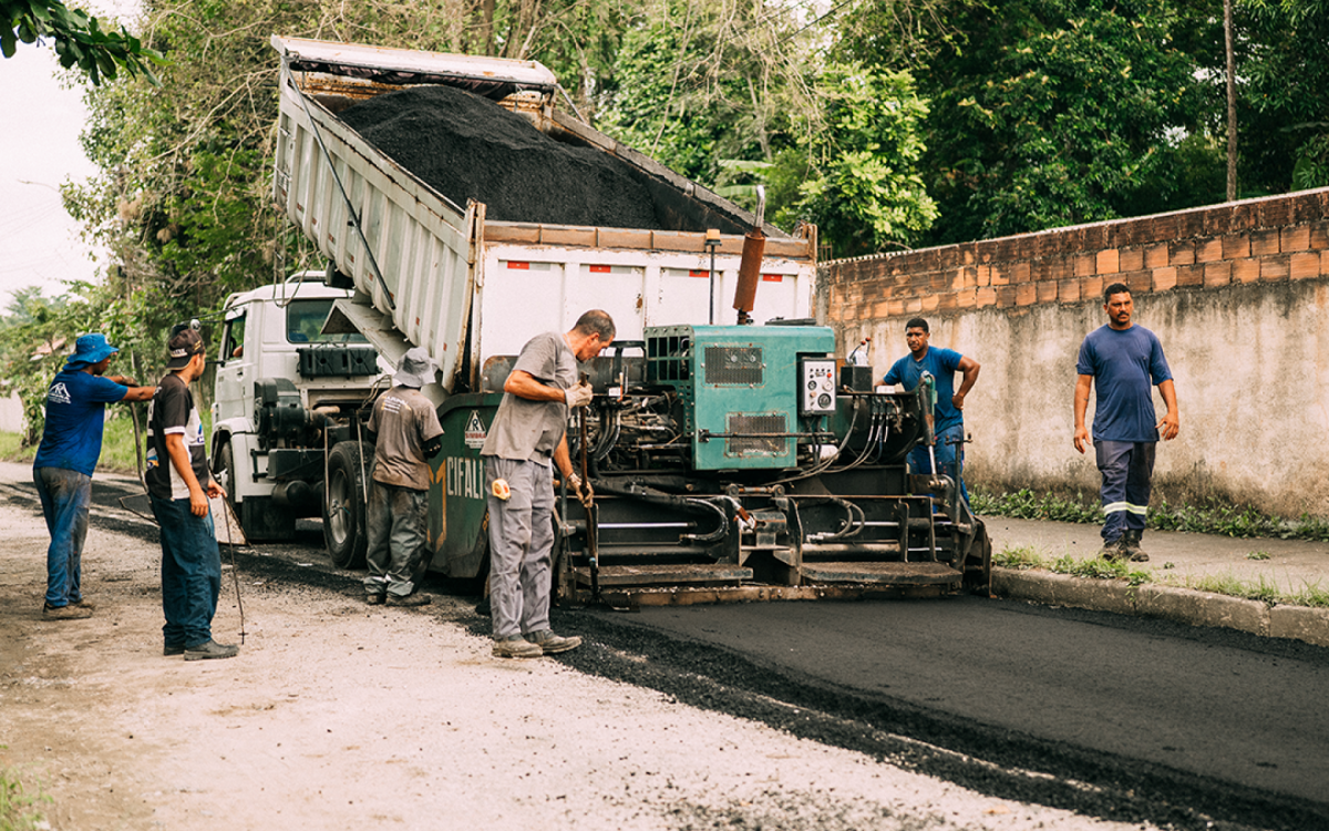 Prefeitura de Guapimirim retoma obras de pavimenta&ccedil;&atilde;o no segundo distrito ap&oacute;s chuvas. - Divulga&ccedil;&atilde;o