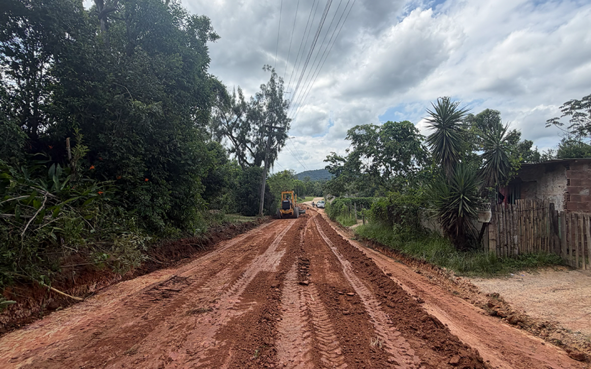 Prefeitura de Guapimirim retoma obras de pavimenta&ccedil;&atilde;o no segundo distrito ap&oacute;s chuvas. - Divulga&ccedil;&atilde;o