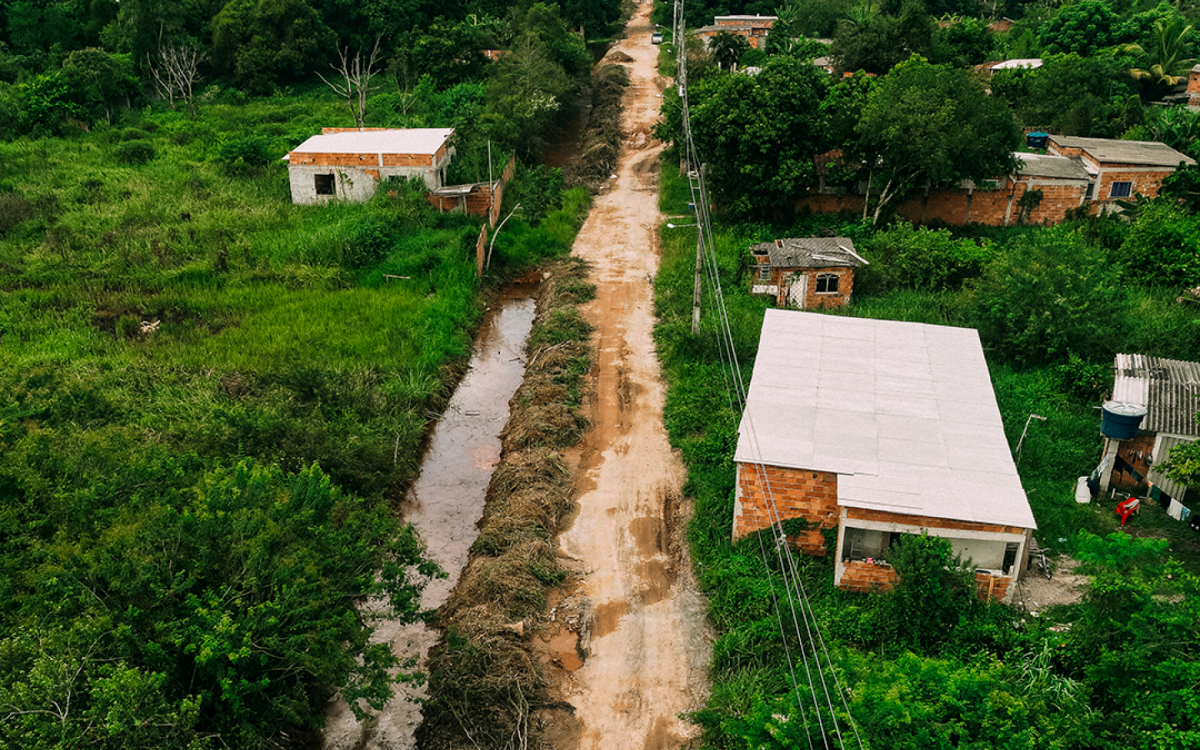 Prefeitura de Guapimirim retoma obras de pavimenta&ccedil;&atilde;o no segundo distrito ap&oacute;s chuvas. - Divulga&ccedil;&atilde;o