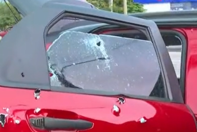 Dois homens são baleados dentro de carro em Curicica