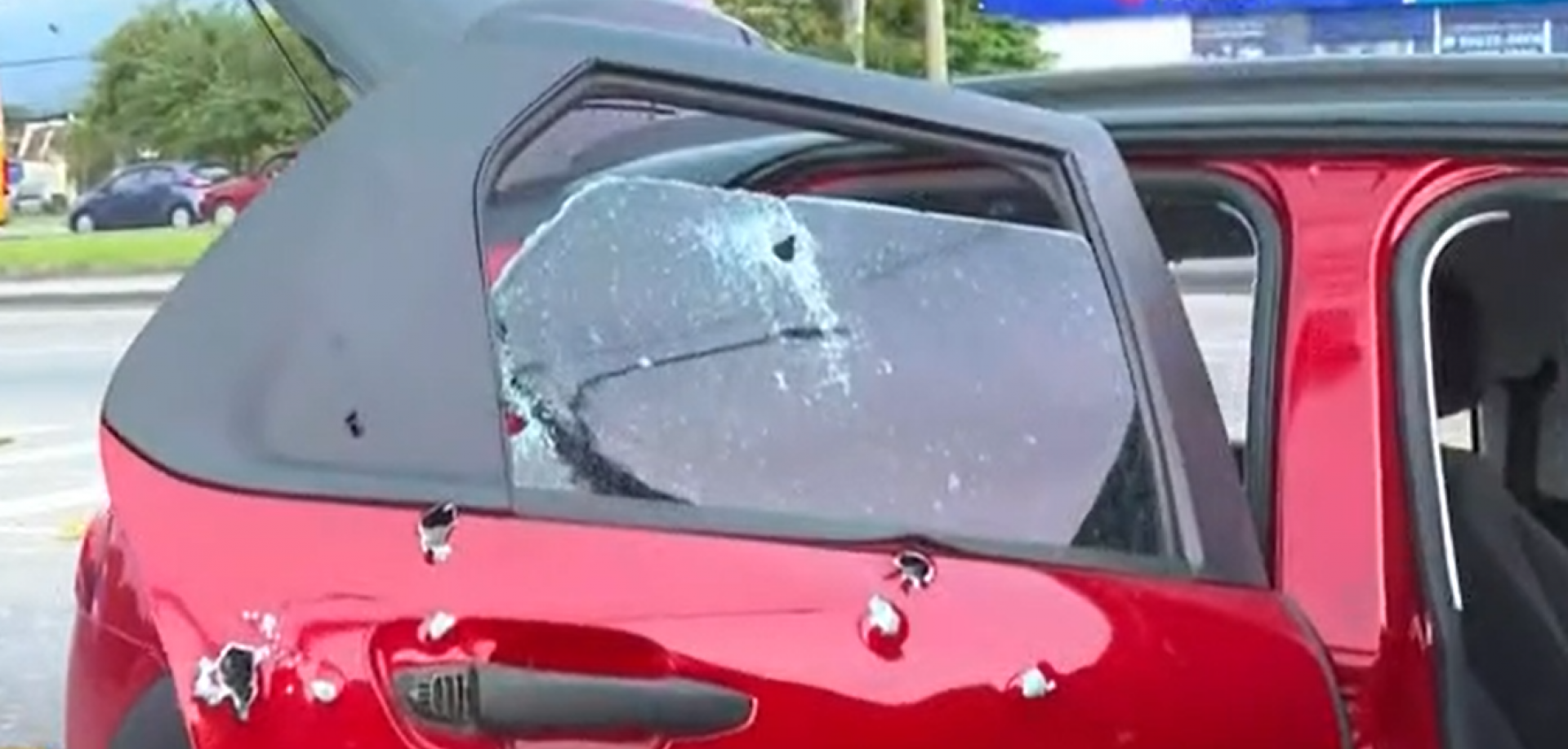 Carro ficou com cerca de 20 marcas de tiros