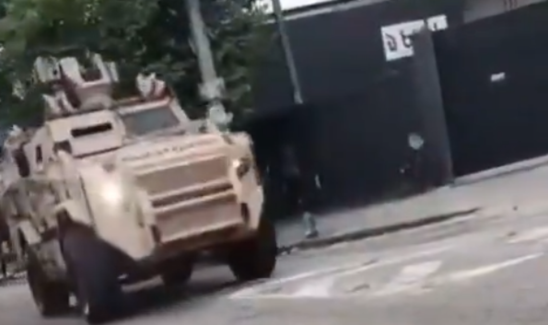 Blindados da Polícia Federal participam da operação no Jardim Catarina - Reprodução / Redes Sociais