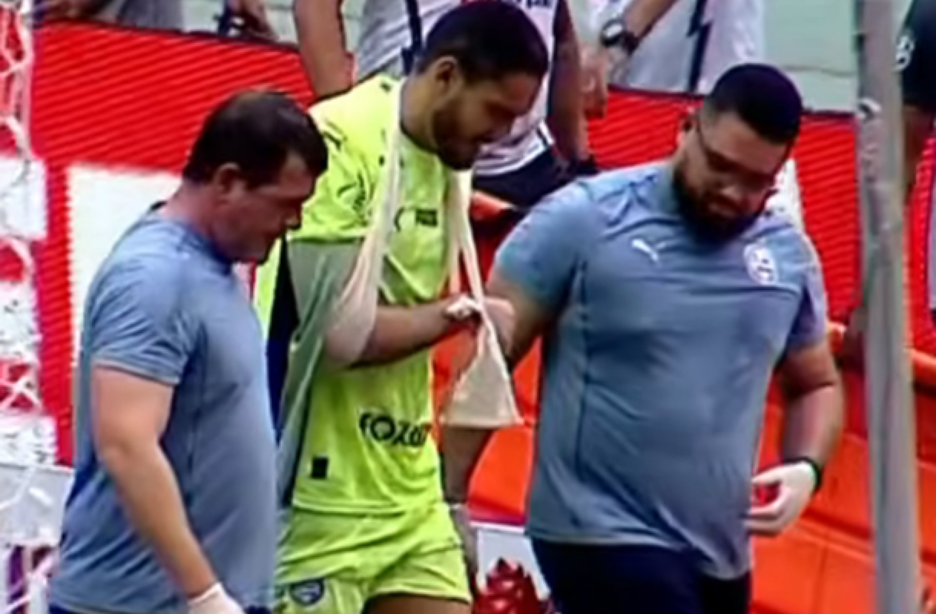 Goleiro do Bahia, Ronaldo, sofre les&atilde;o impressionante