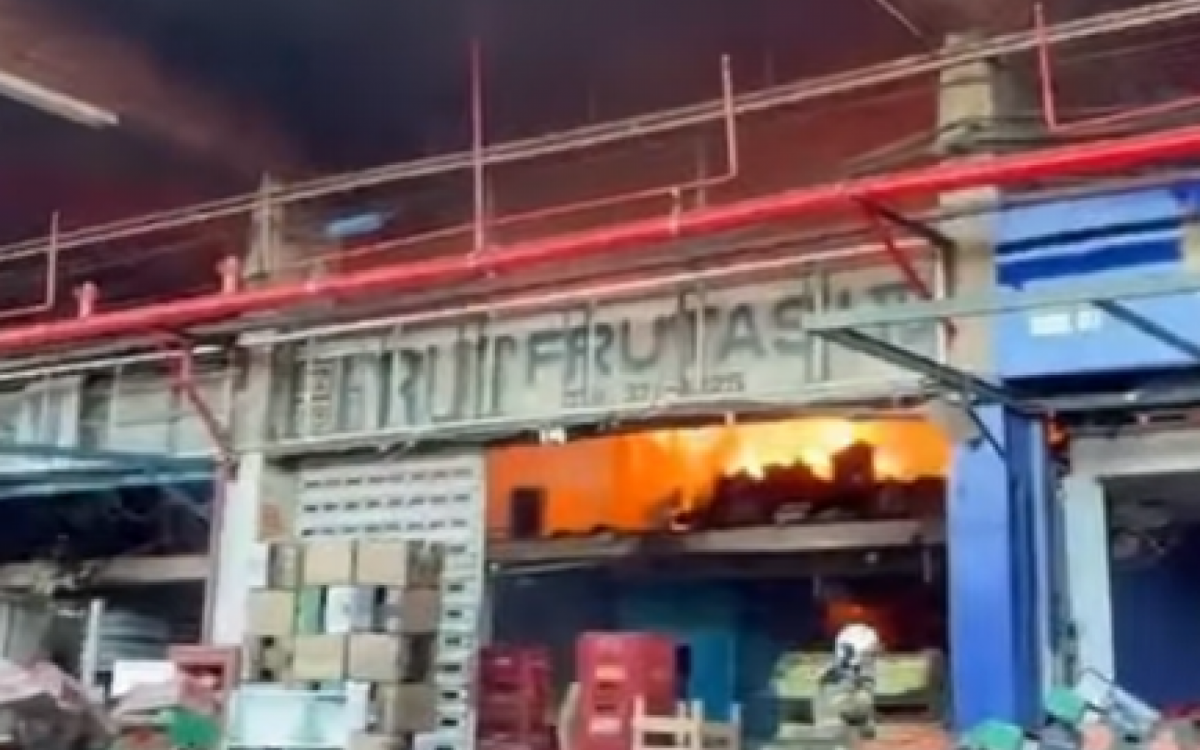 Galp&atilde;o da Ceasa pegou fogo na manh&atilde; desta ter&ccedil;a-feira (24)