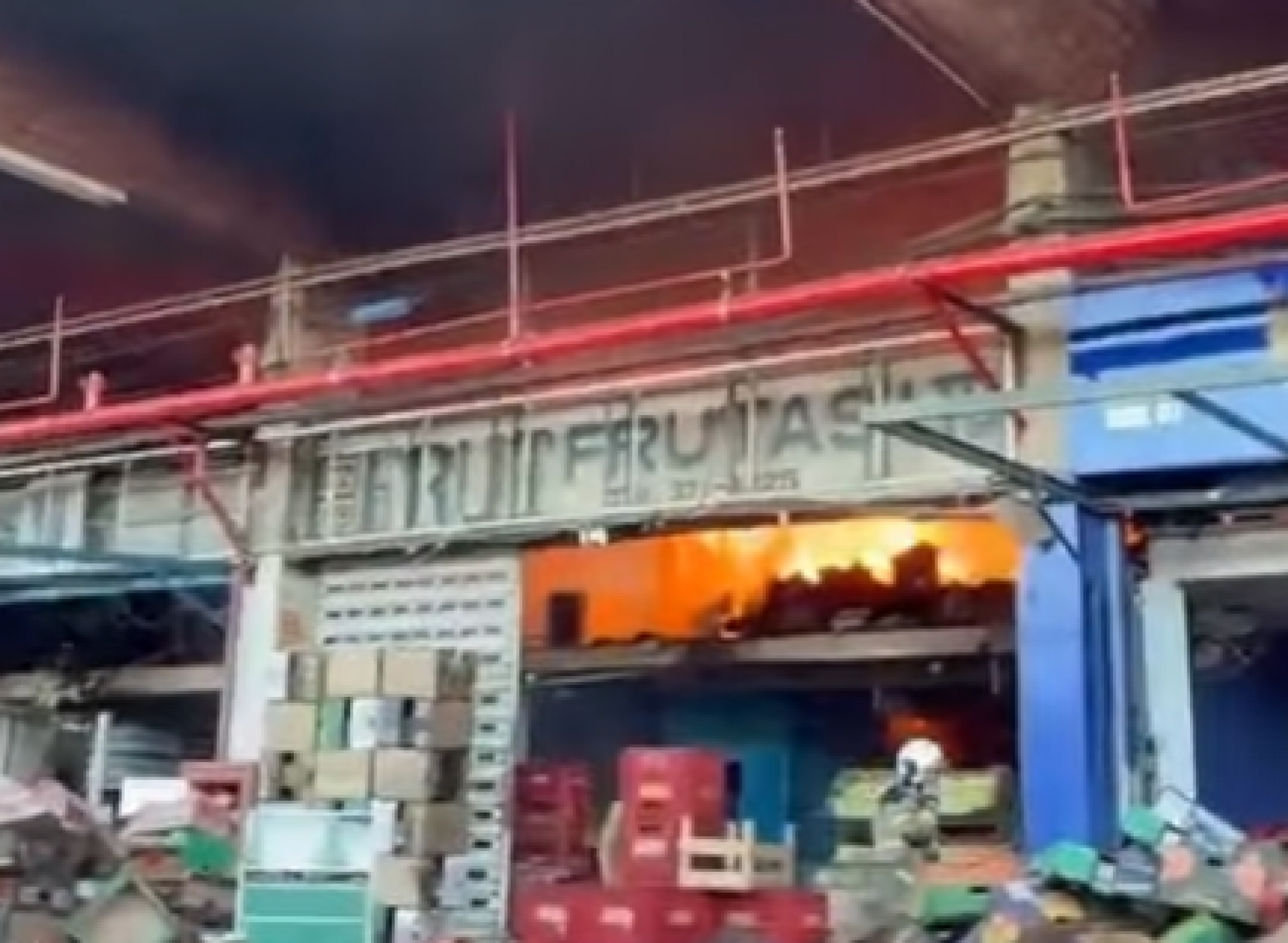 Galpão da Ceasa pegou fogo na manhã desta terça-feira (24) - Reprodução / Redes Sociais
