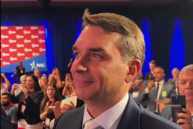 Nos EUA, Flávio Bolsonaro prega valores conservadores e promete lutar contra agenda woke