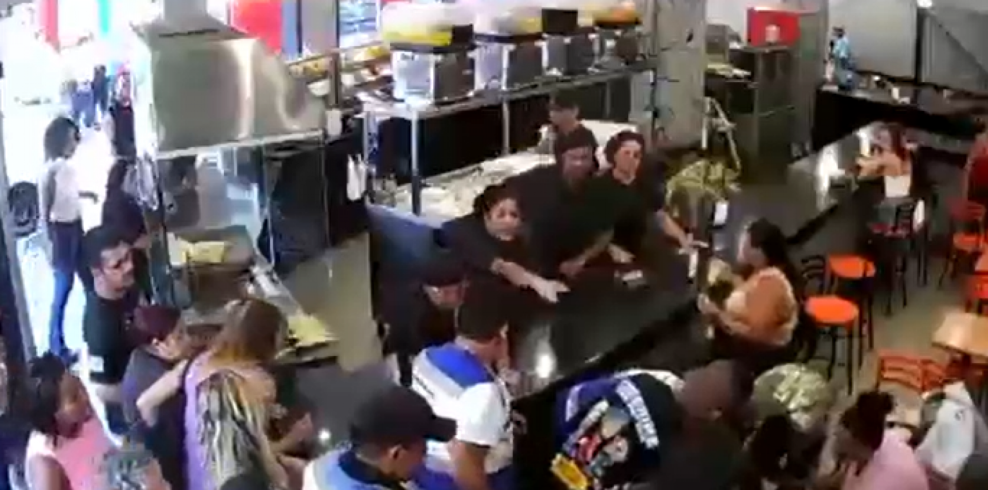 Vídeo: Agentes do Segurança Presente salvam criança engasgada com gelo, em Nova Iguaçu