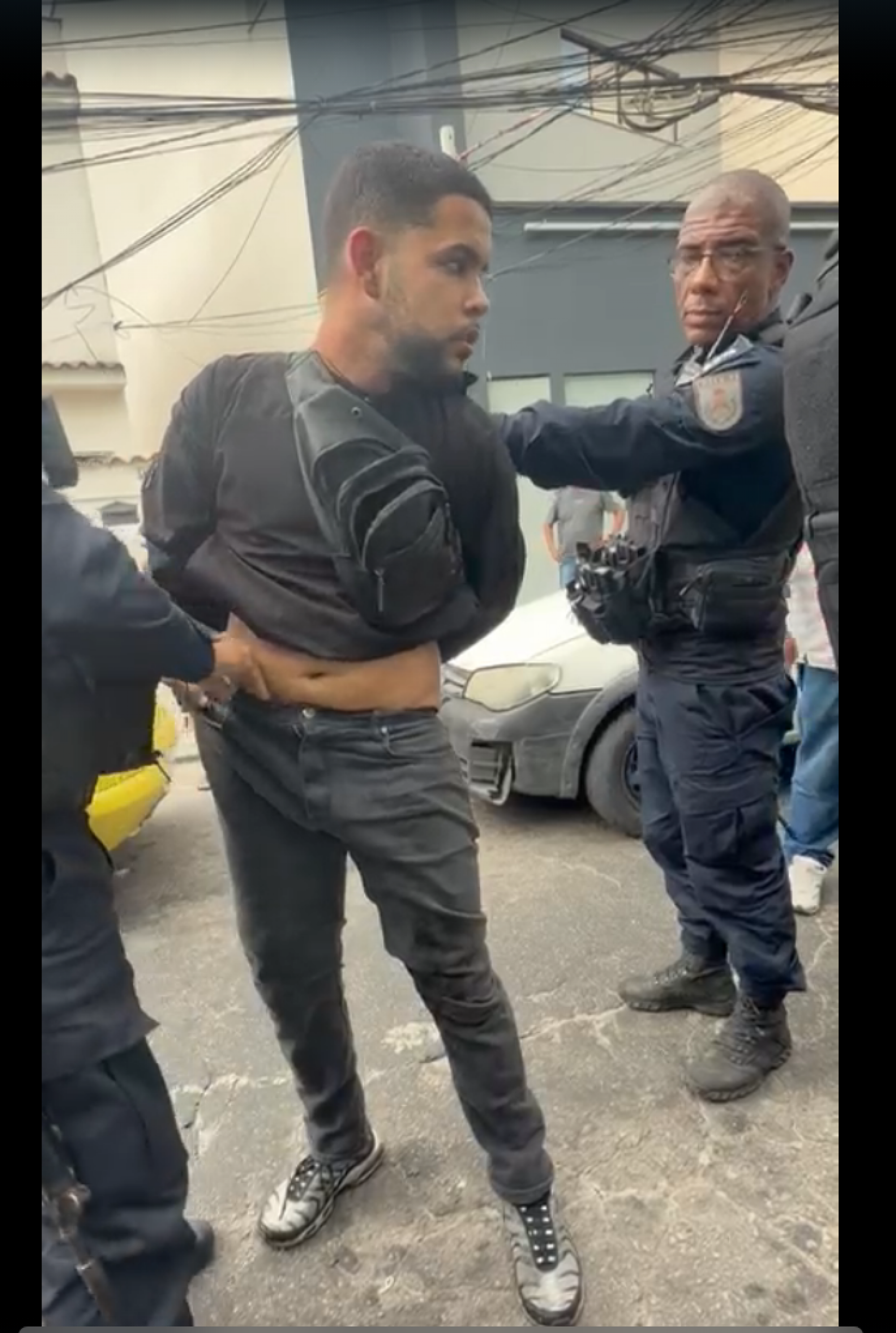 Troca de tiros entre suspeitos e PMs termina com um morto e um preso na Piedade