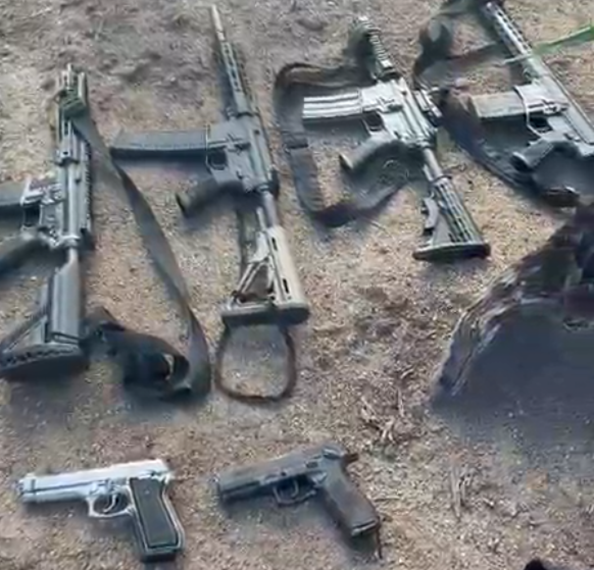 PMs prenderam seis homens e apreenderam quatro fuzis durante operação - Reprodução