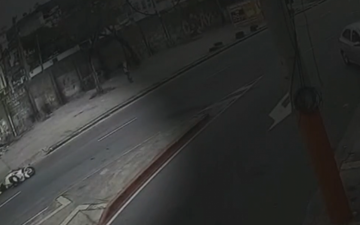 Homem se desiquilibrou após ser atingido - Reprodução / RJ1