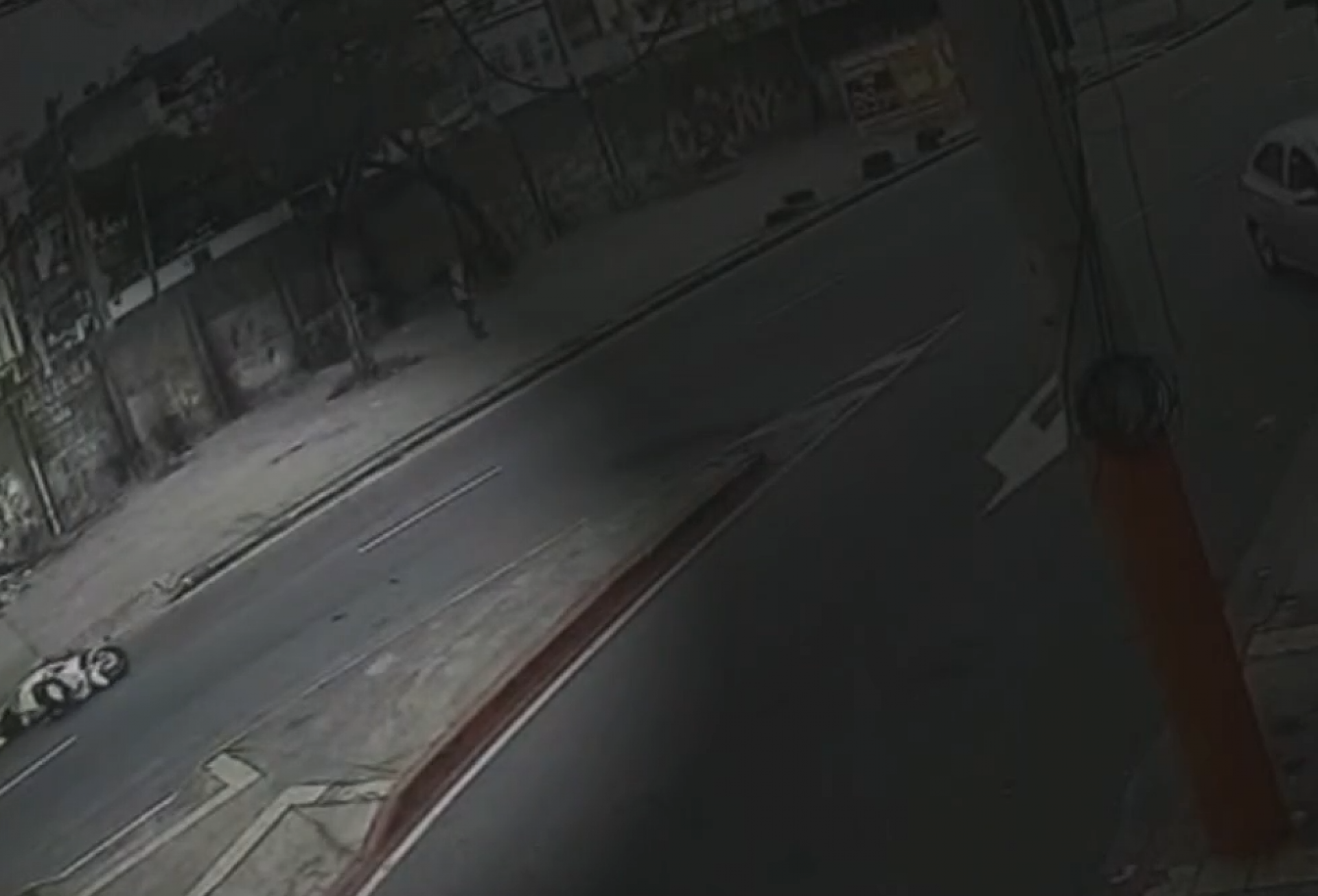 Motociclista morre após ser atingido por linha chilena em Cascadura