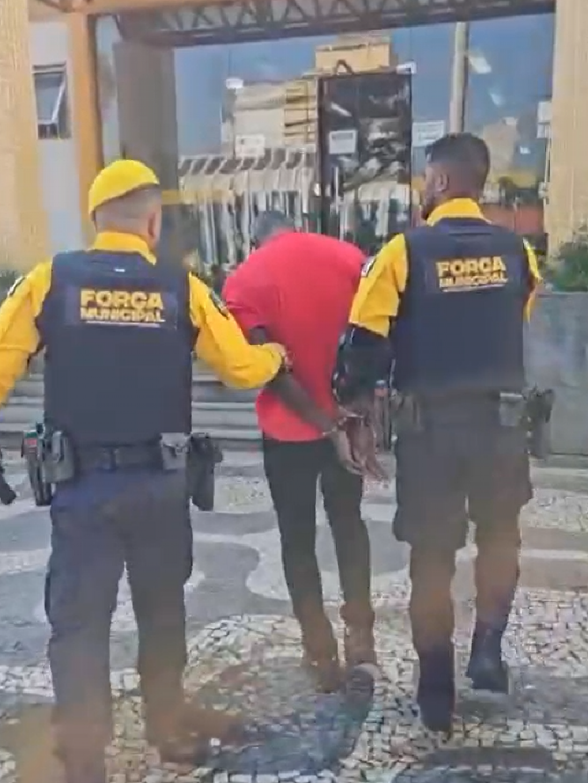 Com arma falsa, homem é preso por exigir transferências via PIX