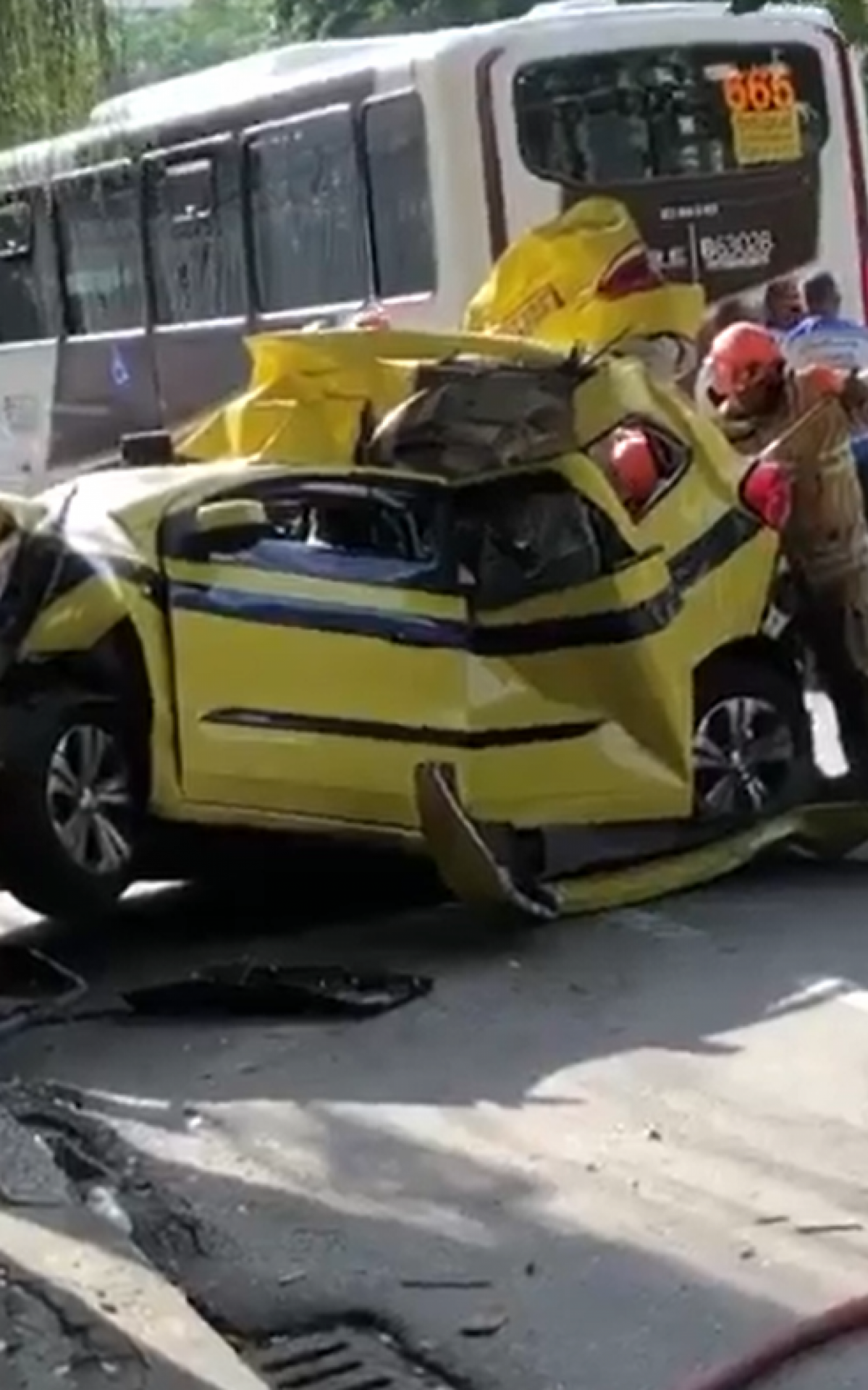 Acidente deixou o t&aacute;xi completamente destru&iacute;do  - Reprodu&ccedil;&atilde;o 