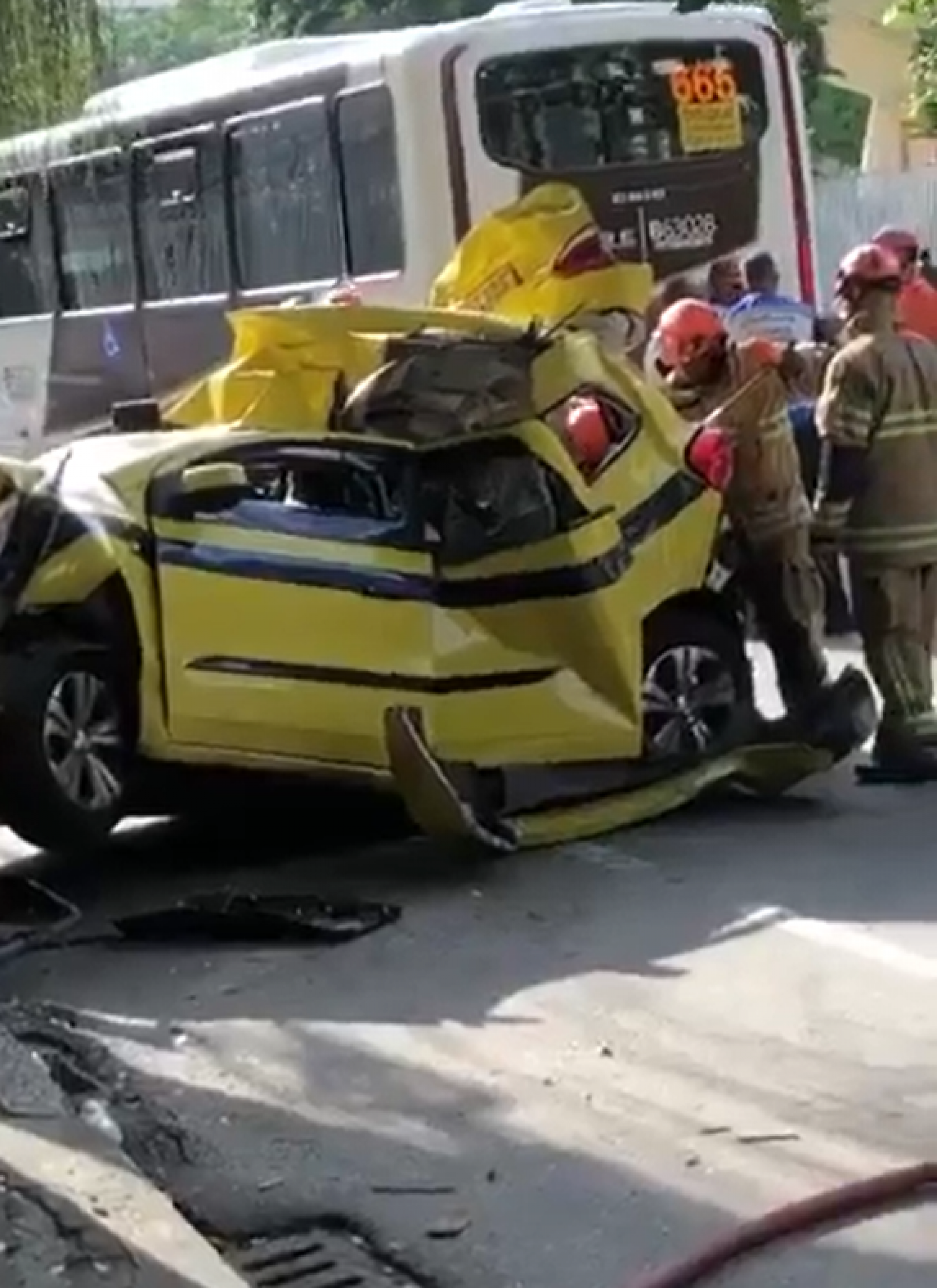 Acidente deixou o táxi completamente destruído 