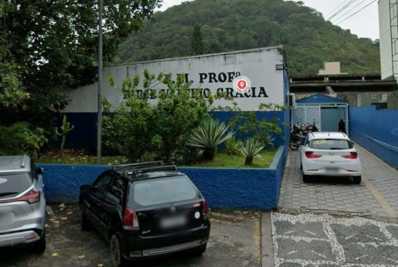Adolescente é espancado por grupo na saída da escola no litoral de SP