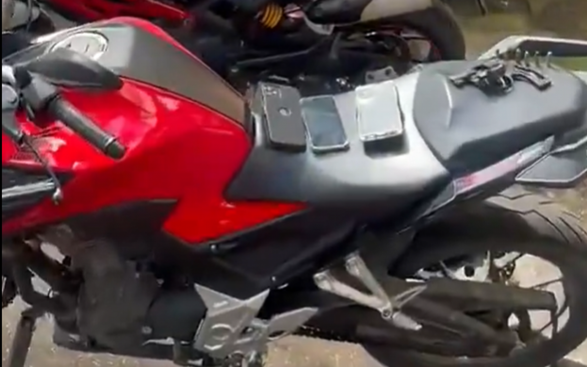 Arma, celulares e motos foram apreendidas na ação