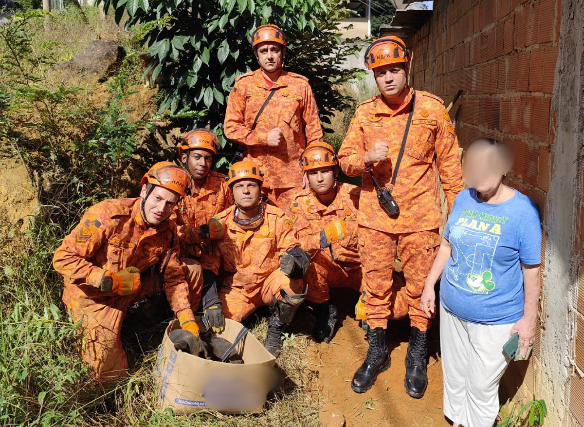 Bombeiros resgatam cadela cega e sete filhotes que ficaram três dias presos em barranco em Petrópolis