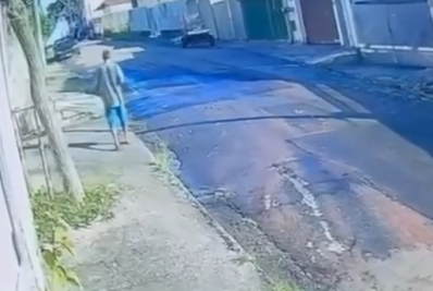 Vídeo: Fio de alta tensão cai e atinge homem que caminhava pela rua em SP