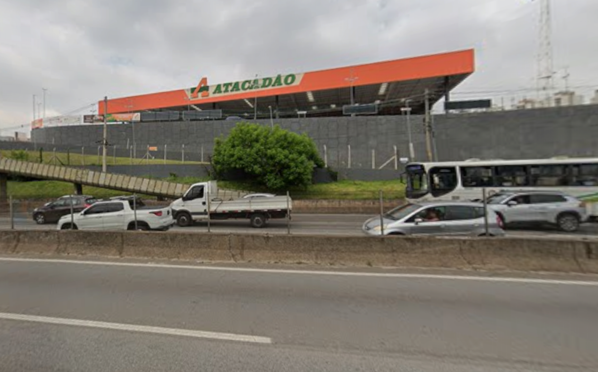Motorista morre após perder controle do carro em supermercado de SP
