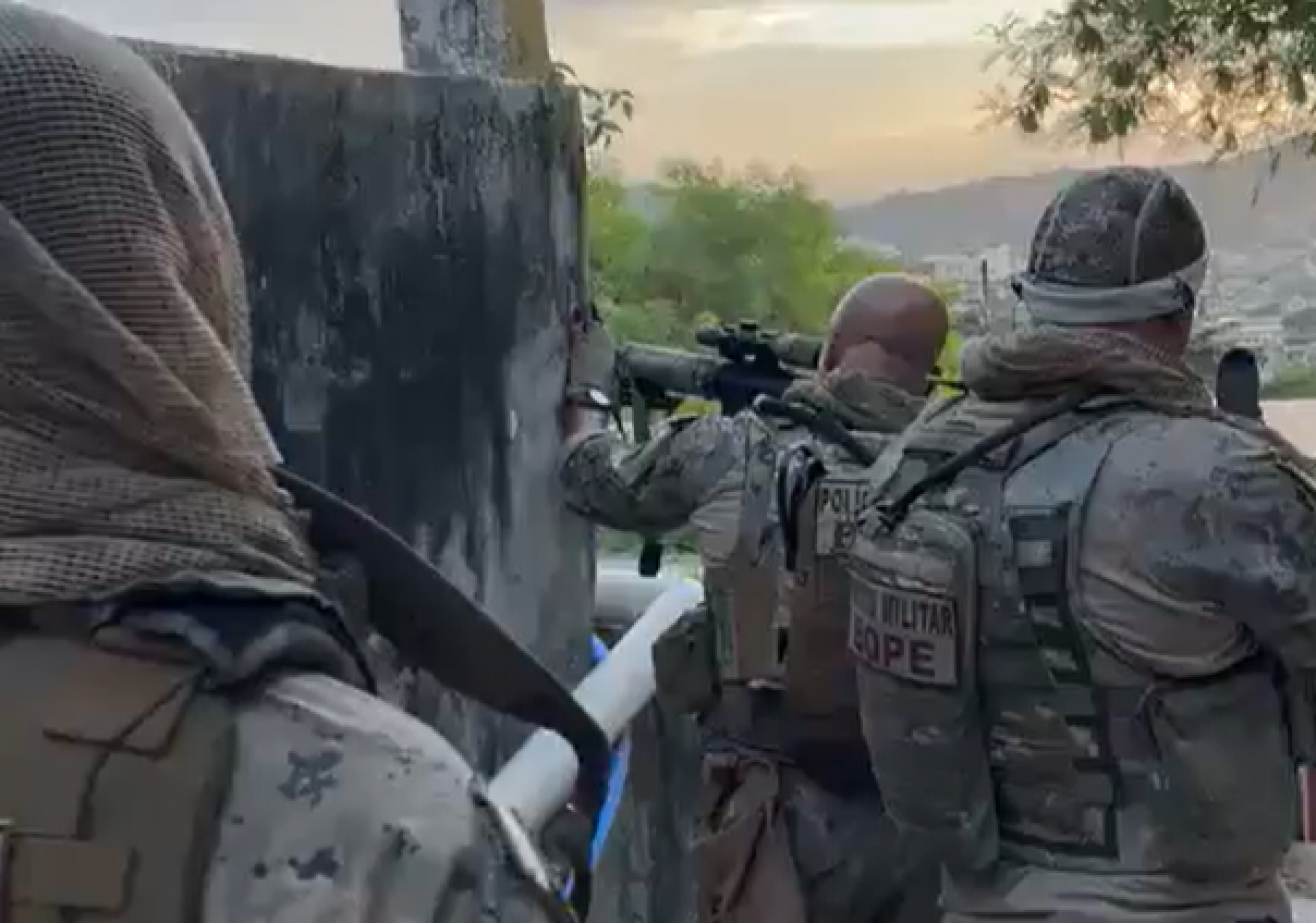 Agentes do Bope atuam no Morro do Urubu, em Pilares