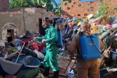 Operação intensifica limpeza em casa com grande quantidade de lixo em Cabo Frio