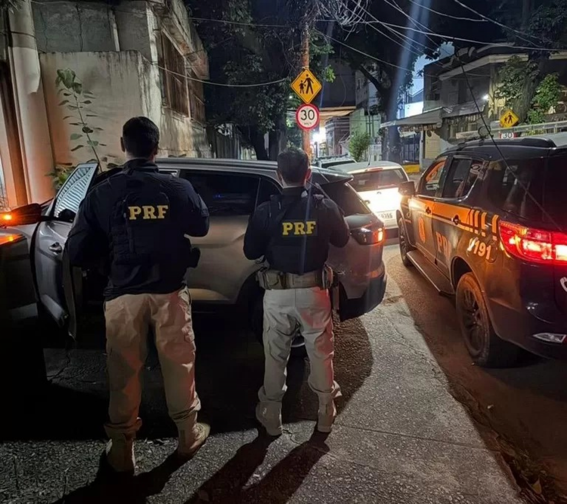 Dupla que iria assaltar casa de câmbio em Cabo Frio é presa com carro clonado