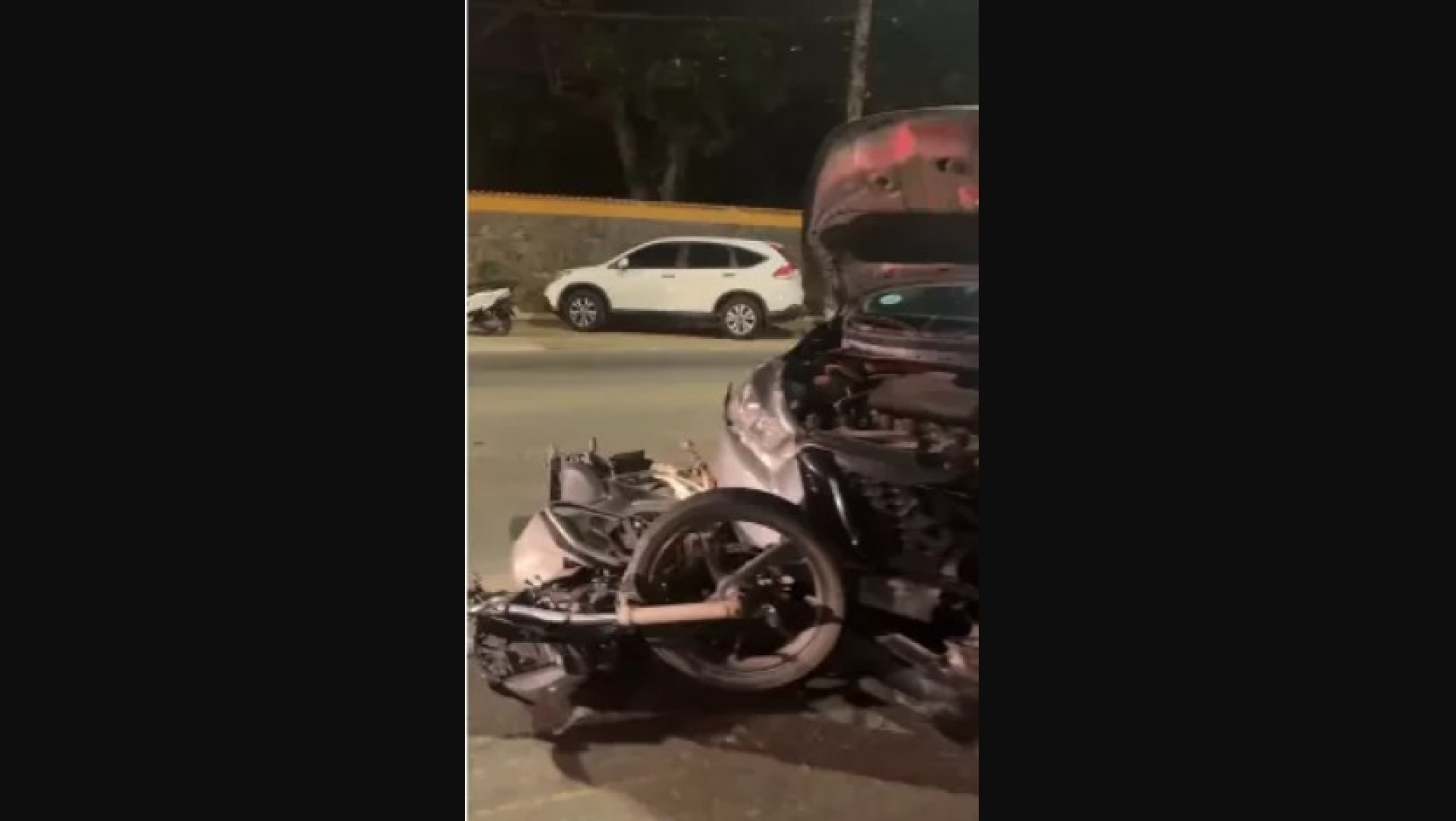 Motociclista fica ferido após colisão com carro na RJ-102, em Búzios