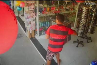 Câmeras registram homem levando produtos de loja em Cabo Frio