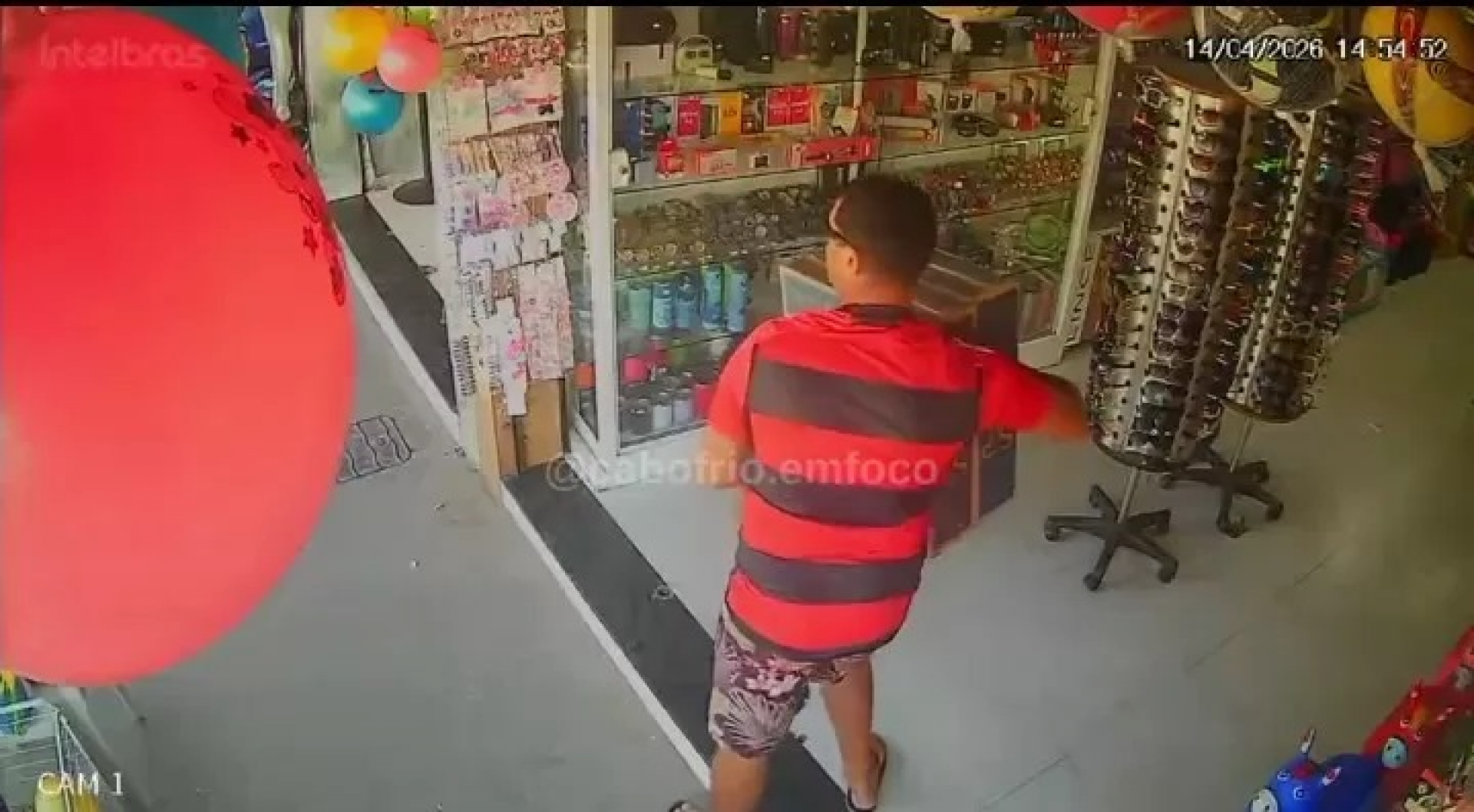 Câmeras registram homem levando produtos de loja em Cabo Frio