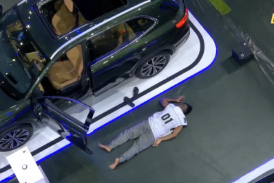 'BBB 26': Boneco volta após abandonar prova pedindo atendimento médico