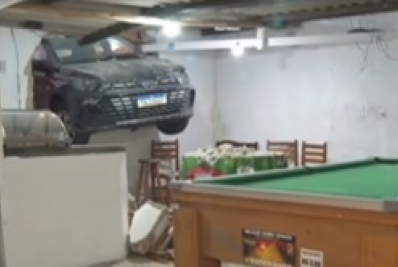 Motorista é morto com tiro na cabeça ao jogar carro contra suspeitos de assaltar entregador