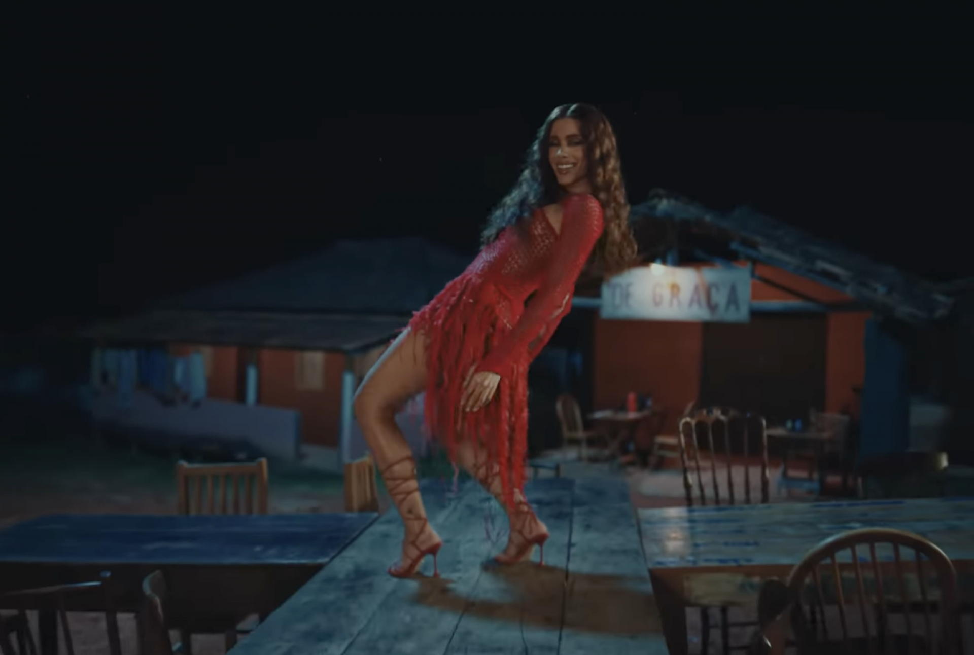 Anitta no clipe de 'Desgraça' - Reprodução/YouTube