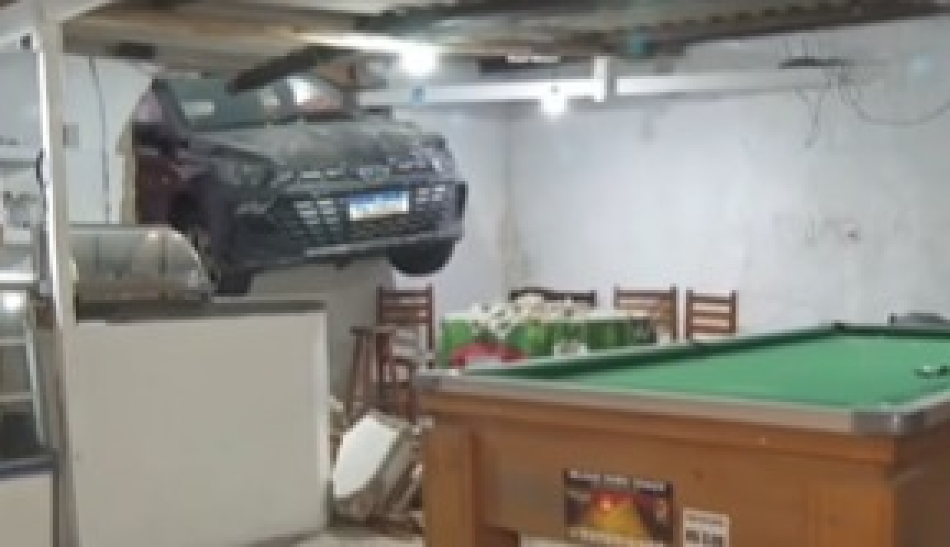 Motorista é morto com tiro na cabeça ao jogar carro contra suspeitos de assaltar entregador