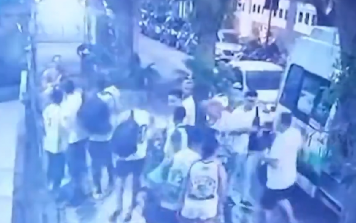Momento da agressão entre torcedores do Flu e do Vasco