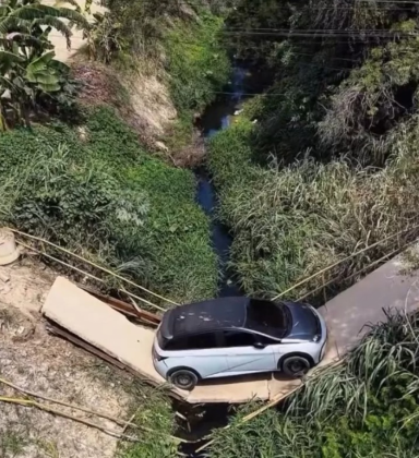 Carro fica pendurado após ponte ceder durante travessia em Araruama