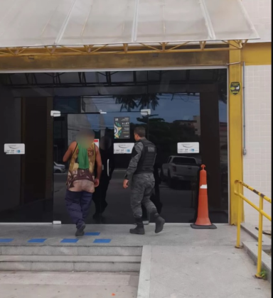 Homem é preso após agredir a própria mãe na Praia Grande, em Arraial do Cabo