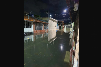 Chuva forte provoca alagamentos em casas no bairro Ville Blanche, em Cabo Frio
