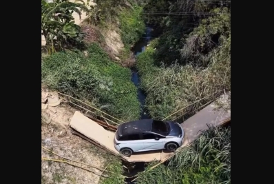 Carro fica pendurado após ponte ceder durante travessia em Araruama