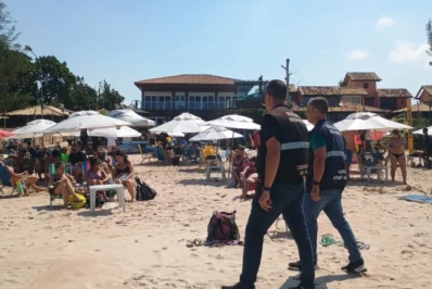 Búzios realiza fiscalização para organizar ambulantes na Praia de Geribá