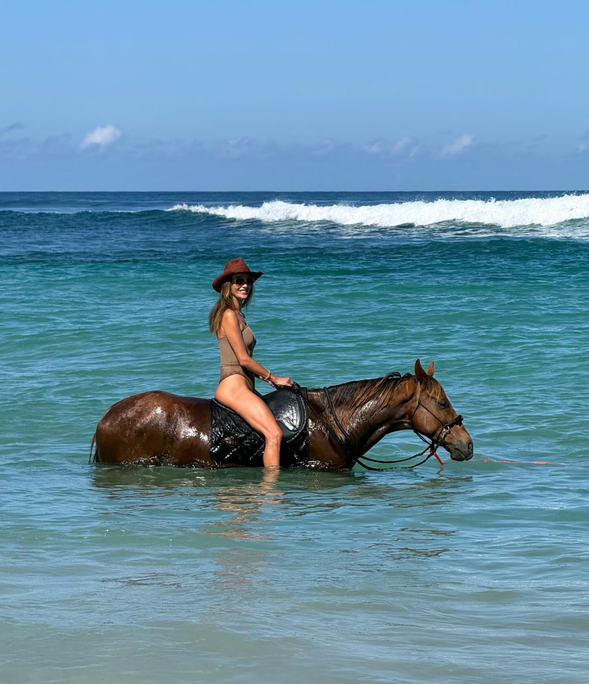 Alessandra Ambrosio exibe viagem romântica na Indonésia e revela tatuagem com namorado
