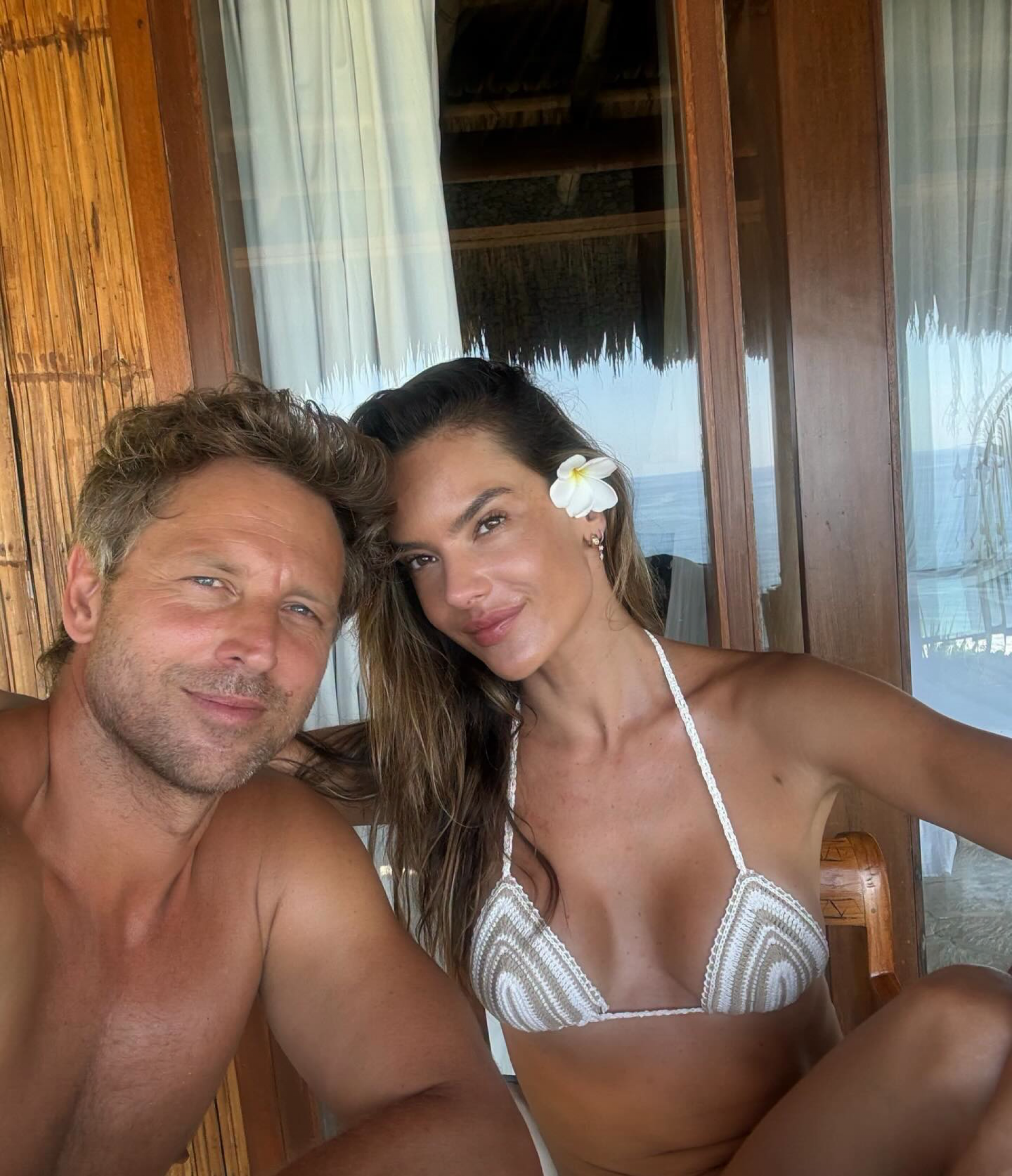 Alessandra Ambrosio exibe viagem romântica na Indonésia e revela tatuagem com namorado