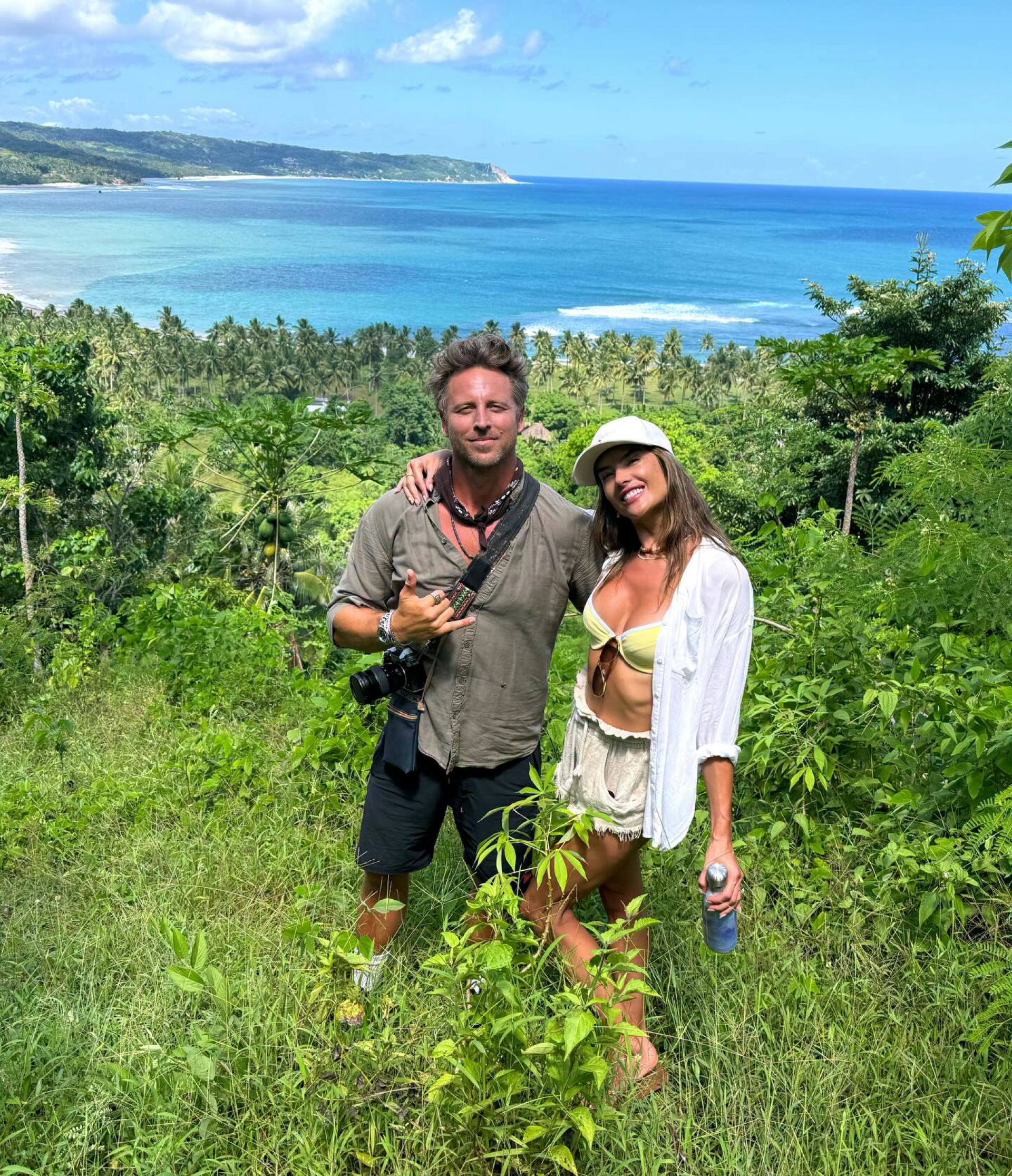 Alessandra Ambrosio exibe viagem romântica na Indonésia e revela tatuagem com namorado