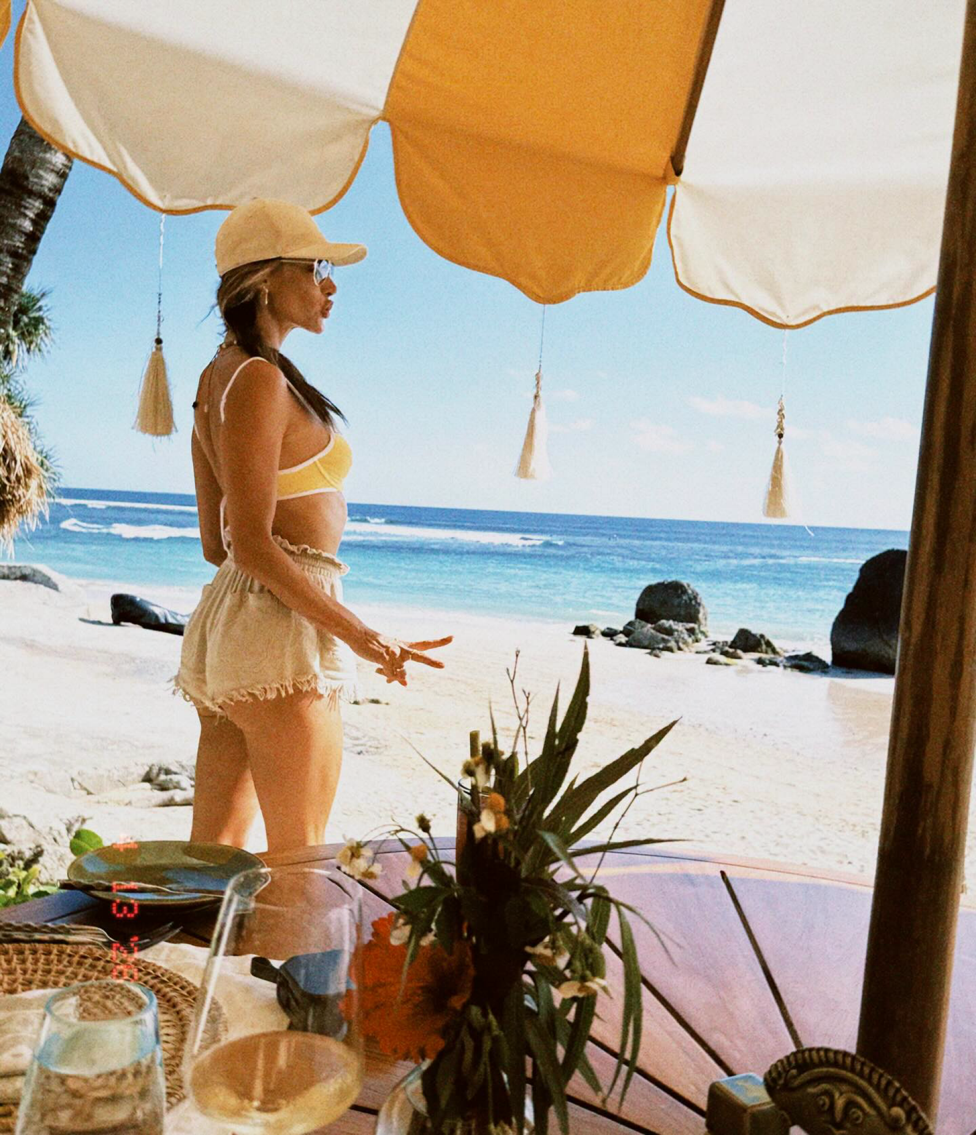 Alessandra Ambrosio exibe viagem romântica na Indonésia e revela tatuagem com namorado