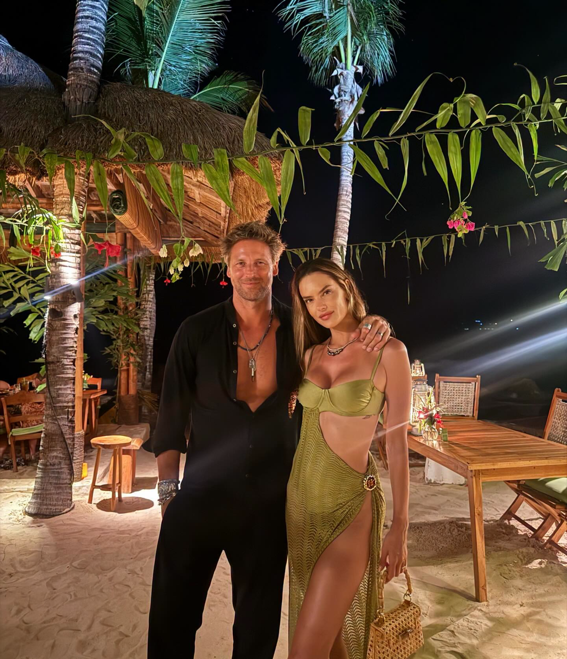 Alessandra Ambrosio exibe viagem romântica na Indonésia e revela tatuagem com namorado