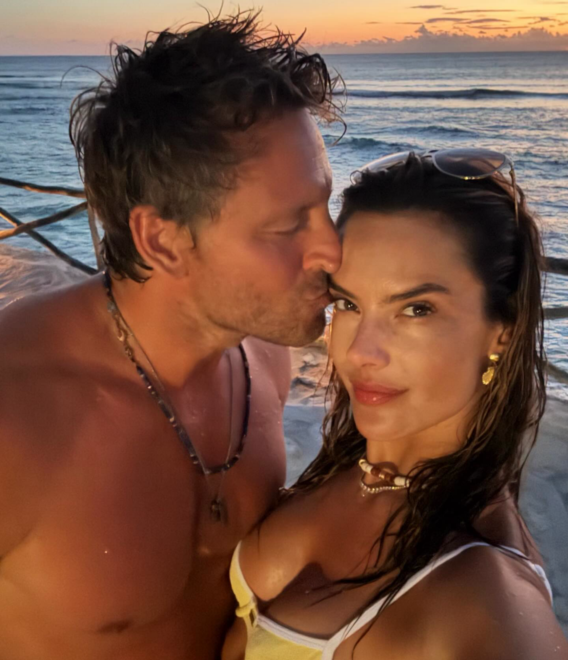 Alessandra Ambrosio exibe viagem romântica na Indonésia e revela tatuagem com namorado